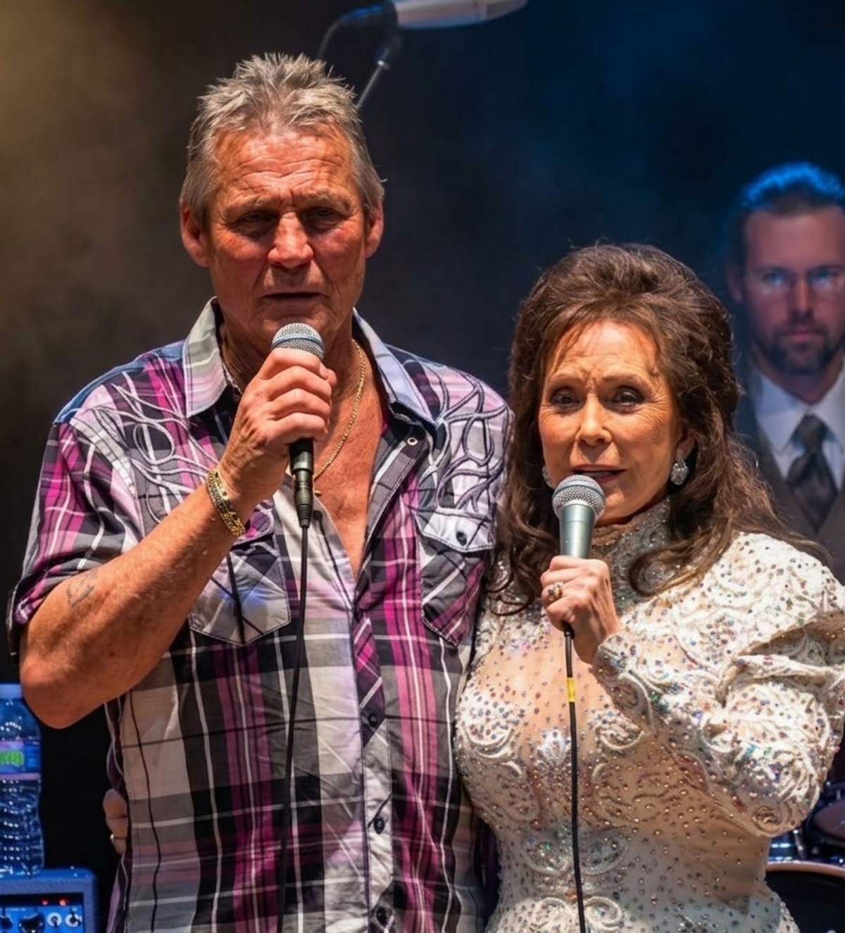 When “Feelins’” Finally Came Home, Loretta Lynn and Ernie Lynn Shared a 38-Year-Old Moment So Powerful It Felt Like Time Had Been Holding Its Breath