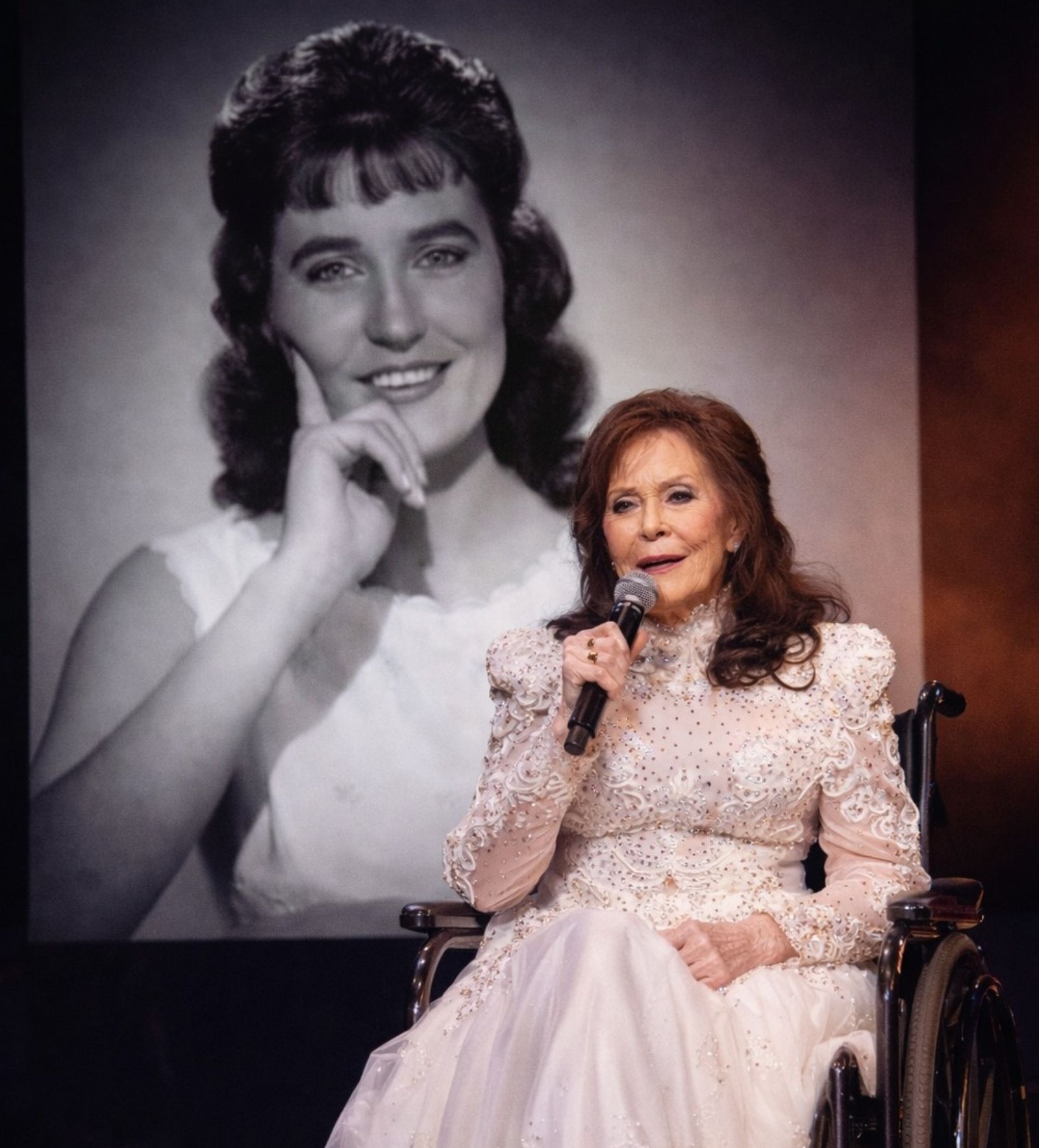 After Years of Silence, Loretta Lynn Took the Mic Again—and 14,000 People Realized They Were Witnessing a Farewell No One Was Ready to Survive